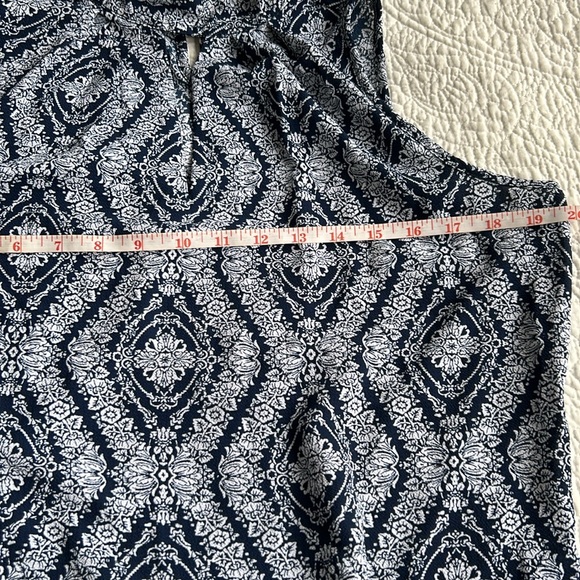 Beautiful floral sleeveless blouse, size medium - Picture 8 of 9